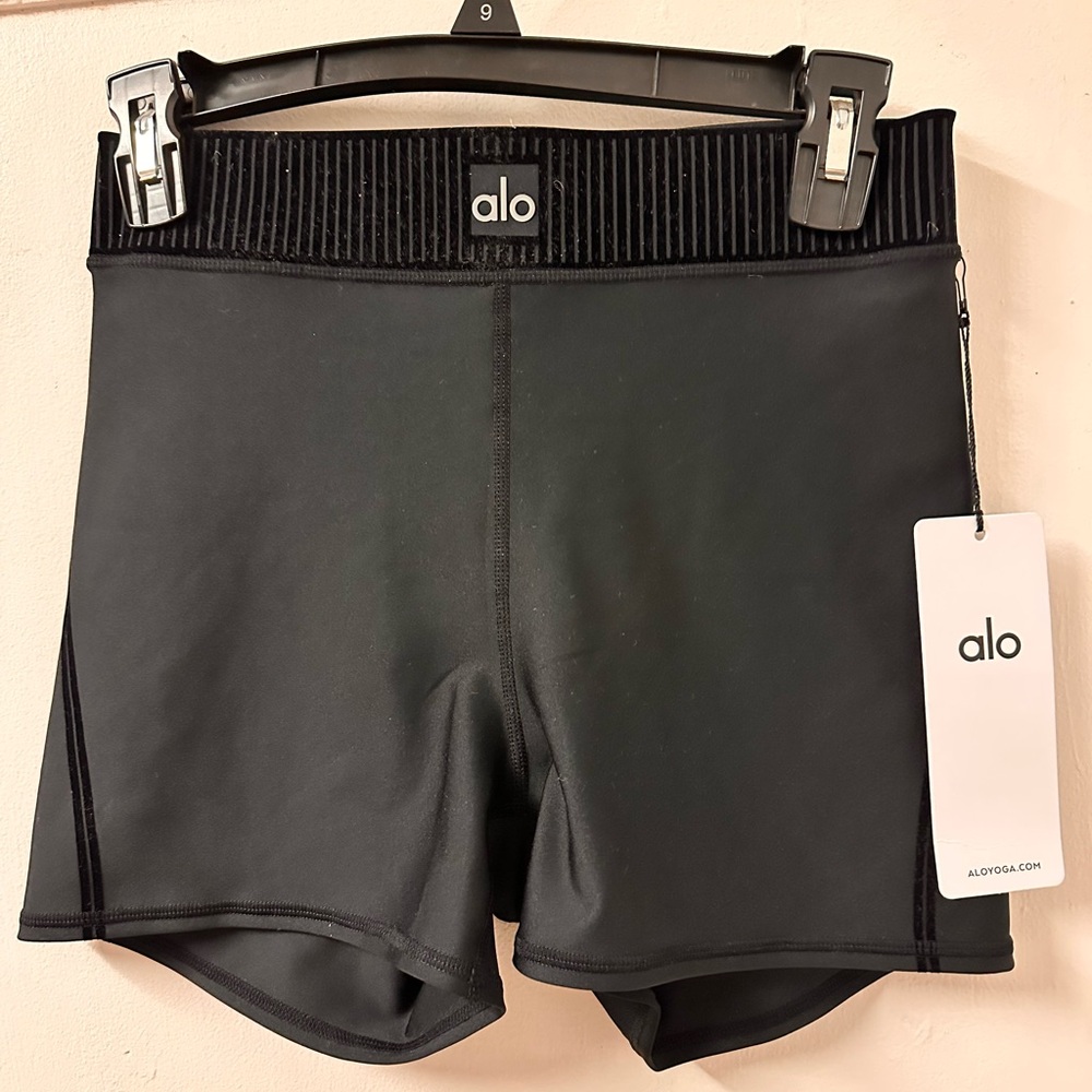 New black ALO airlift high waist line-up shorts, size Medium